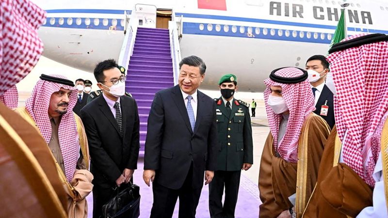 Xi Jinping: O presidente chinês chega à Arábia Saudita em meio a tensões com os Estados Unidos